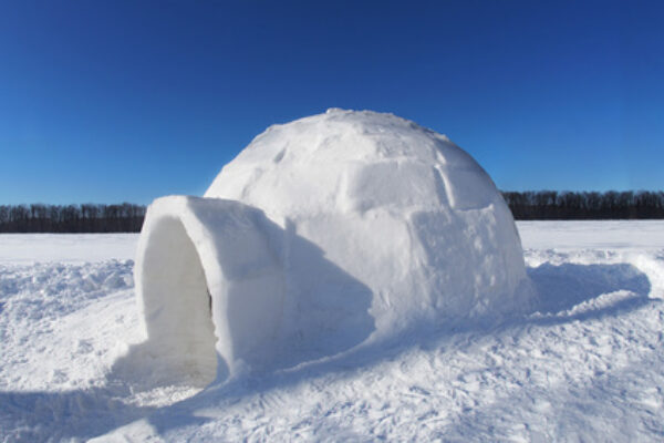 Construction d&rsquo;Igloo en journée
