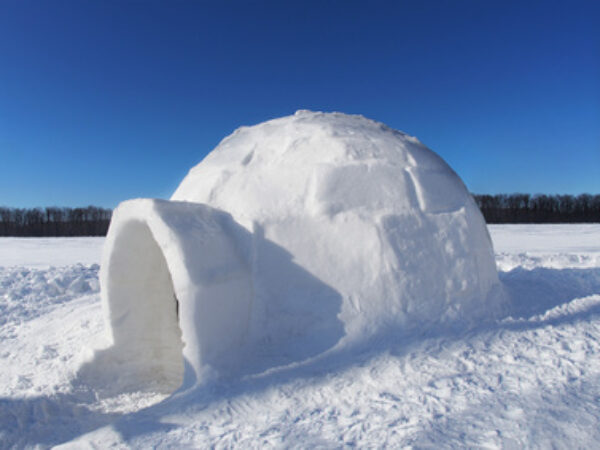 Construction d&rsquo;Igloo en journée